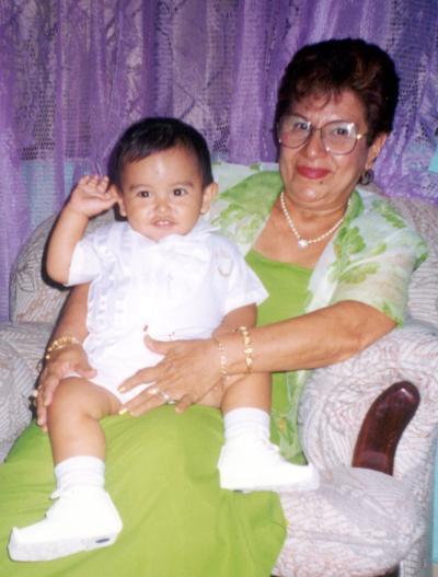 El pequeño Gabriel Alonso González Díaz junto a su abuelita, María del Consuelo Gutiérrez de Ávila, el día que recibió las aguas bautismales.