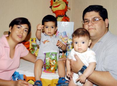 Jesús Alejandro estuvo muy contento en el festejo que le ofrecieron por su segundo cumplaños sus padres, los señores Jesús Armijo y Rocío Ramos de Armijo. Los acompañaba su hermanito José Miguel.