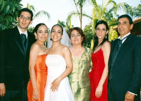 Alejandra López García acompañada de sus padres, Mary Carmen García y LÑic Rafael López y de sus hermanos, Rafael, Rosa del Varmen y Mariana.