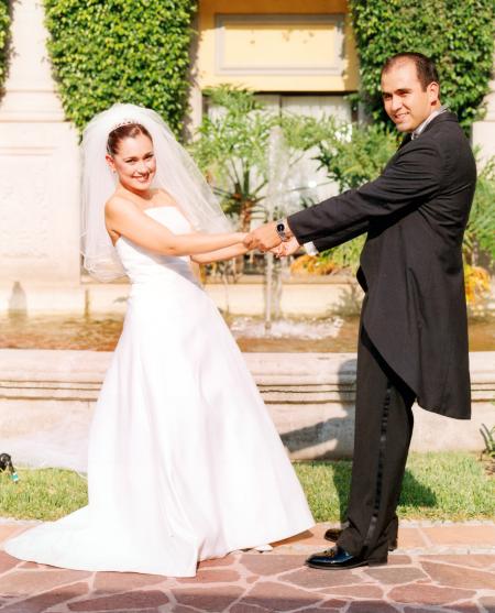 Bruno Solís Martell y Lizett Espinoza contrajeron matrimonio en Monterrey.