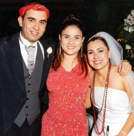 Bruno Solís y Lizett Espinioza con su querida amiga Jéssica Zarzar.