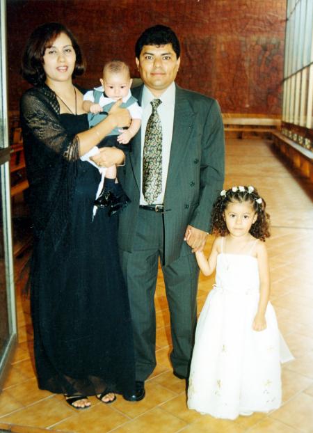 César Ricardo Carillo Morales y Lorena Salazar de Carrillo con sus pequeños Luis Ángel y Lesly en la boda religiosa de Roberto Burgos y Dalia Carrillo.