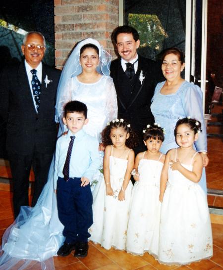 Dalia Carrillo y Roberto Burgos acompañados de Horacio Carrillo,. Catalina de Carrillo, niños Erik Horacio Carrillo, Lesly Carrillo, Ariadne Moctezuma y Patricia Carrillo.