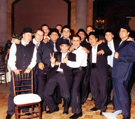 El novio Bruno Solís con sus amigos, Abraham, Juan , Sergio, Juan, Homero, Enrique, César, Ernesto, Carmelo, Toño, Pimpo y Armando.