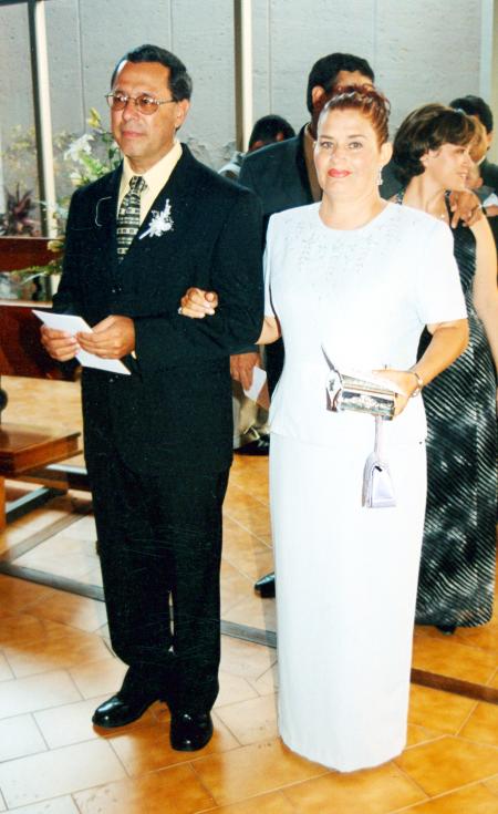 Marco Aurelio Burgos Martínez y Raquel Márquez de Burgos en la ceremonia religiosa de Roberto Burgos y  Dalia Carrillo.