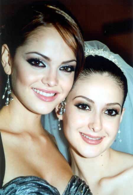 Marisol González con su hermana Abril González el día de su boda con  Luis Hermosillo Rodríguez.