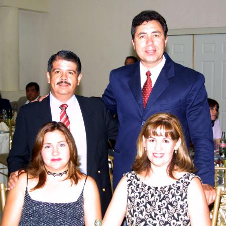 Pedro Antonio Robles Trillo y Sandra de Robles, Miguet Dávila y Lupita de Dávila.