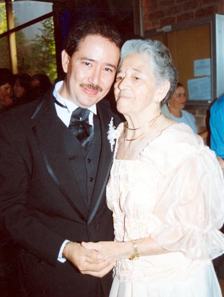 Roberto Burgos Martínez con su mamá Josefina Martínez Vda de Burgos.