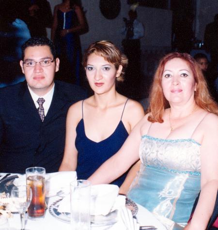 Roberto Reyes, Karina España Castañeda y Aracely Castañeda de Reyes en la recepción nupcial de Edson Valenzuela e Irazema Méndez.