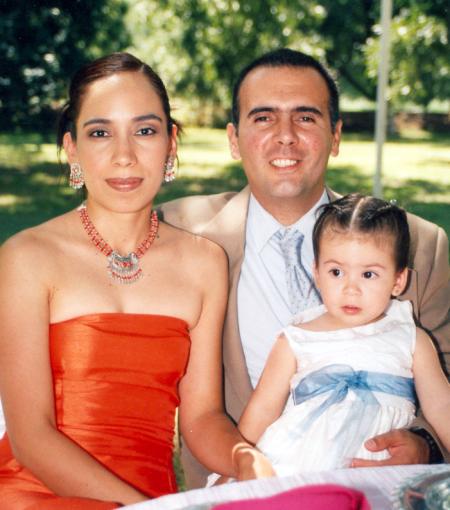 Rosa del Carmen López de Guerra y Sergio Guerra Olivares con su pequeña hija Ana Paula.