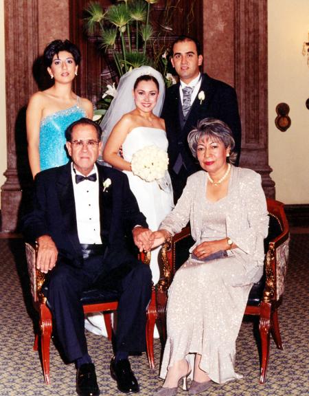 Señores Bruno Solís Echeverría y Julia Martell de Solís y Srita Julie Solís Martell, papás y hermana del novio.