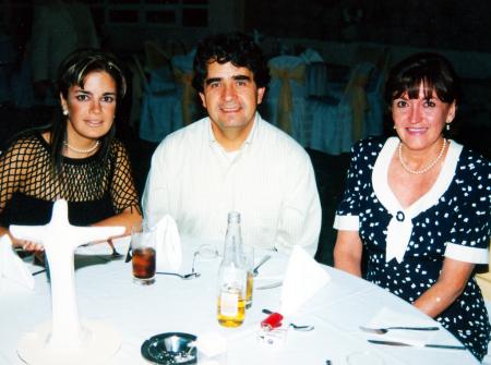  17 y 18 de agosto 
Sofía Karam, David Gerard y Silvia Lavín en pasada cena.