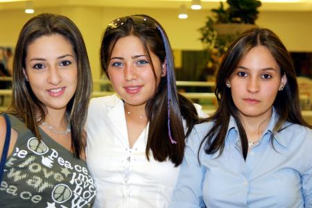 Alejandra Cobián, Mirna Ch y Aline Barrón, en conocido centro comercial de la localidad.