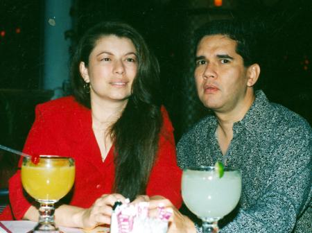 María de los Ángeles Avelar de Galindo y Abel Galindo Escandón en un restaurante de la localidad.