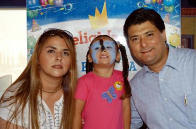 Renata Stefany Muñoz Carlos con sus papás Alba Carlos de Muñoz y Juan Muñoz en el convivio que le ofrecieron por su cuarto aniversario.