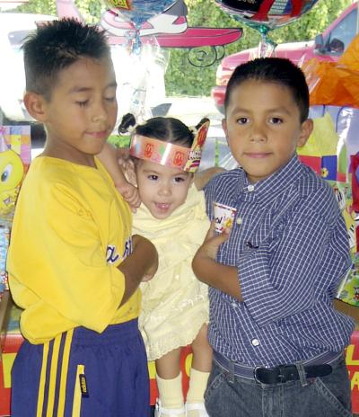 Rubén y Carlos Coronado celebraron su séptimo y octavo onomástico, respectivamente con un convivio ofrecido por su s Rubén Coronadoy Guadalupe Romo, los acompaña su hermanito.