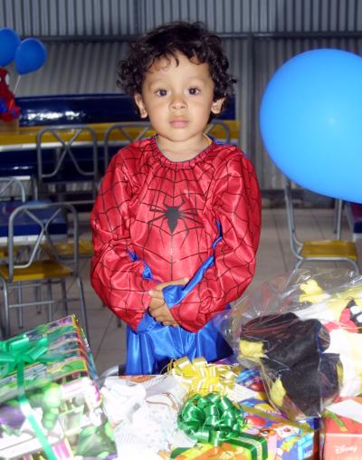 Con un traje de El Hombre Araña el niño Arturo Alvarado Álvarez acudió a una fiesta de tres años preparada por sus papás Arturo Alvarado y Graciela de Alvarado