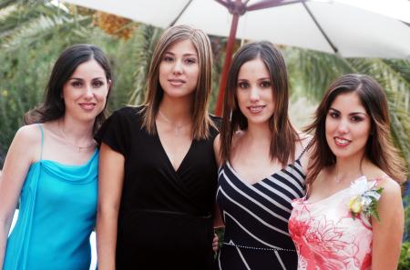 Gaby Díaz de León Maisterrena con sus hermanas Luly , Karla y Adriana quienes la acompañaron en su fiesta de despedida.