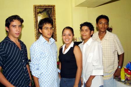 Patricia Arámbula Morales con los jóvenes que la acompañarán como chambelanes en su fiesta de quince años, Francisco Arámbula, César Jair Leal, Irving Israel y Carlos Alberto Ramírez.