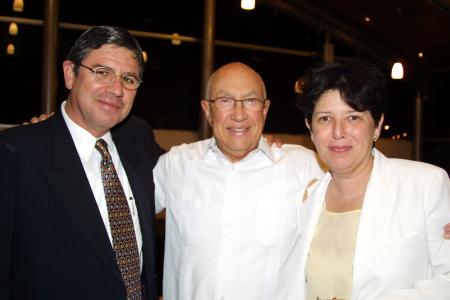  23 de agosto 
 Mauricio Alarcón, Manuel González y Gabriela Díaz Florse de Alarcón en una ceremonia inaugural.