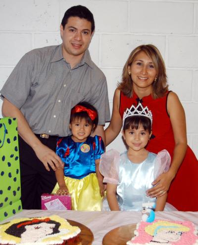 Ana Gaby y Sofía celebraron su quinto y segundo cumpeaños respectivamente al lado de sus padres Alfonso Muñoz y Gaby Otrloqui de Muñoz.