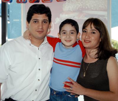 Cinco años de edad cumplió el pequeño Jorge Eduardo por lo que fue festejado por sus padres los señores Jorge Eduardo Velasco de la Riva y María del Rosario González.