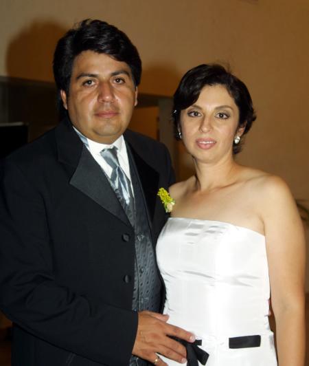 Ing. Héctor Aguilar y Mónica Pérez de Aguilar, en la recepción de boda de Salvador Pérez y Ana Laura Pérez.