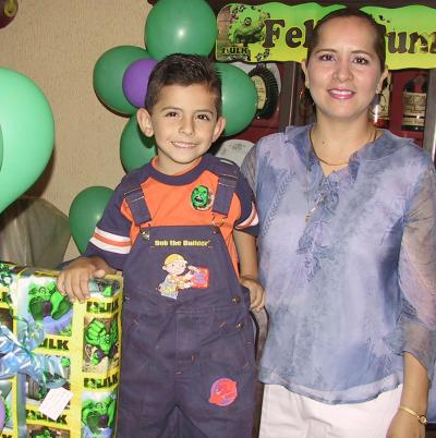 David Jiménez acompañado de su mamá Graciela Sonora de Jiménez en el festejo que le ofrecieron por su quinto aniversario de vida.