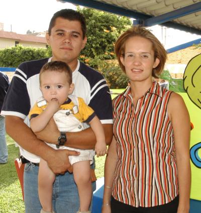 Diego acompañado de sus papás, Esrom Andrés García Obregón y Ana Marcela Ortega en la fiesta que el ofrecieron por su primer año de vida.