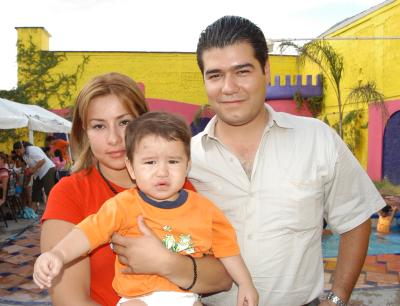 Diego Fernando Galindo Ibarra con sus papás, Éric Galindo Díaz e Isela Ibarra Salazar, en el festejo que le ofrecieron por su bautizo.