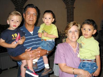 José Luis Hurtado Unzueta y Herminia Borbolla de Hurtado, junto a sus nietos, Sergio Luis y Diego Hurtado Cisneros y Eduardo Hintza Hurtado.j