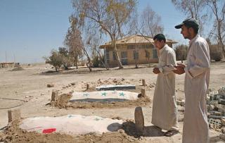 Los cadáveres, cubiertos con la bandera de Iraq, fueron sepultados en una breve ceremonia, cuyo rezo presidió Mahmud al Nada, jefe de la tribu Beijat, a la que pertenece la familia de Saddam Hussein.