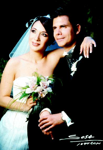 Lic. José Luis Arellano Torres y Lic. Rocío Amalia Flores Arizpe contrajeron matrimonio en la parroquia de Nuestra Señora de la Virgen de la Encarnación el 19 de julio de  2003.

Estudio:Sosa