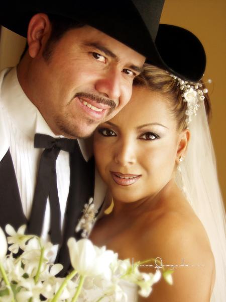 Sr. Alonso Armando Hernández Segovia y Srita. Julia Isabel Lozano Zapata contrajeron matrimonio en el Arca de José el sábado 19 de julio de 2003. Ellos son hijos de los señores Noel Hernández y Eva Segovia de Hernández (f); José Ángel Lozano López y Julia Zapata Barrientos. Estudio Laura Grageda