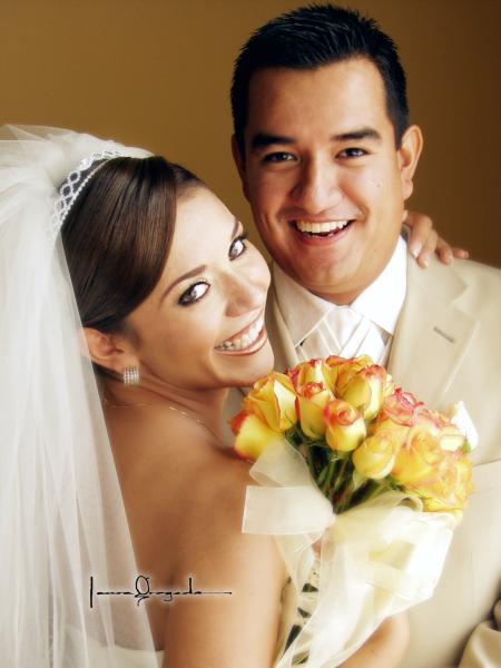 Sr. Roberto Guerrero Garibay y Srita. Carolina Estefanía Quiroz Martínez contrajeron matrimonio en la parroquia de Nuestra Señora del Refugio en la ciudad de Matamoros Coah., el 26 de julio de 2003.   Estudio: Laura Grageda