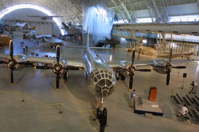 El Enola Gay, así llamado en homenaje a la madre de su comandante, el coronel Paul Tibbets, tiene una envergadura de 43 metros y un peso de 62,5 toneladas, por lo que no era posible exhibirlo en la sede central del museo, el Mall de Washington, en pleno centro de la capital estadounidense.