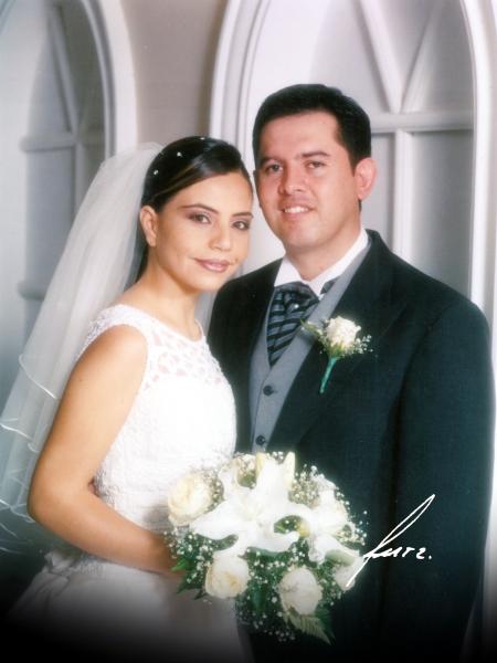 Lic. Leonel Enrique Chavira Acosta y C.P. Luz Mayela Flores Mata contrajeron matrimonio religioso en la parroquia Los Ángeles el dos de agosto de 2003.    Estudio Flavio Becerra