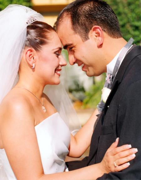 Ing. Bruno Solís Martell y Lic. Lizett Espinoza Villa recibieron la bendición nupcial en la iglesia de Santa Engracia en Monterrey N,L. el dos de agosto de 2003.