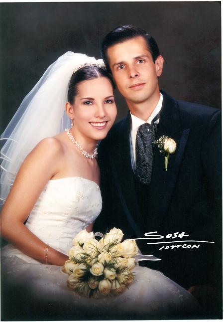 Lic. Javier Robles Heimpel y Srita. Mariana Delgado Medina recibieron la bendición nupcial en la parroquia de Nuestra Señora de la Virgen de la Encarnación el sábado 12 de julio de 2003, a las 20.00 horas.

  Studio Sosa