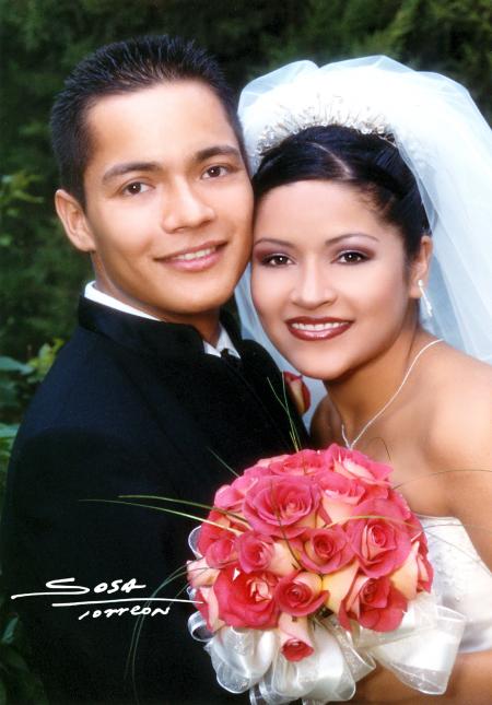 Sr. Edson Valenzuela Cueto y Srita Irazema Méndez Castañeda recibieron la bendición nupcial en la parroquia de Nuestra Señora del Refugio en Matamoros, Coah., el 31 de julio de 2003.   Studio Sosa