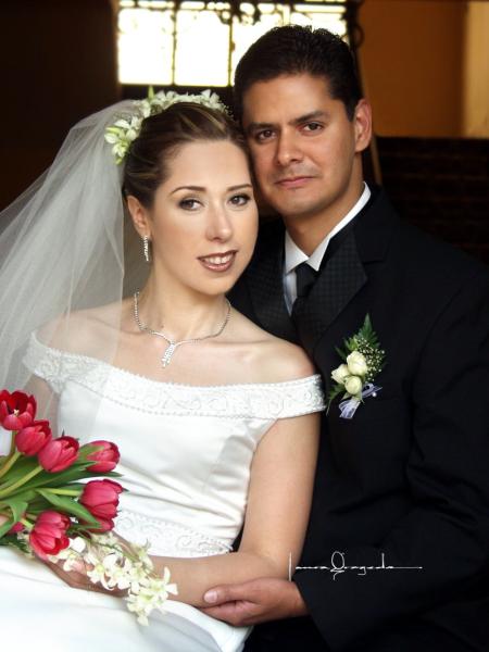 Sr. Víctor Manuel Ramos Manjarrez y Srita. Rosa de las Nieves Gurrola Méndez contrajeron matrimonio religioso el cinco de julio de 2003.   Estudio Laura Grageda