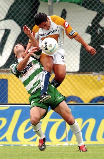 Así, mientras el Santos Laguna ganó por primera vez, Pumas perdió su condición invicta.
  La clave fue un autogol, al minuto 34, de Horacio Cervantes. El descuido abrió la puerta.