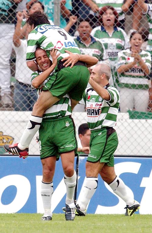 Los Guerreros del Santos Laguna derrotaron 3-0 a los Pumas de la Universidad Nacional Autónoma de México (UNAM), en partido del Torneo Apertura 2003 del futbol mexicano, realizado en el estadio Corona .

El maleficio se rompió. Al fin, después de un pésimo cierre en la temporada pasada y un mal inicio en la actual, el Santos Laguna volvió a la vida.