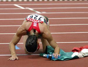 La victoria fue la vigésimo séptima de manera consecutiva, ya que la última ocasión en que Guevara, de 26 años de edad, salió derrotada, fue en la final del Mundial de Edmonton, Canadá, cuando terminó en el tercer puesto. 

En esta ocasión, y a pesar de que no era considerada por la prensa especializada del Viejo Continente como la favorita para adjudicarse la prueba, la campeona de la Golden League en 2002 y medalla de oro en Juegos Panamericanos, se impuso de manera categórica al bajar por primera ocasión su tiempo de los 49 segundos.
Después de romper su marca Ana besó la piesta del estadio de Saint Dennis en París Francia.