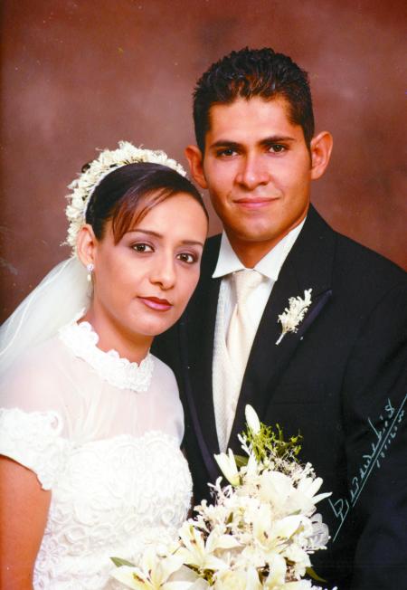 Ing. Jesús Ramón Araújo Rodríguez y C.P Rosa María Barraza Méndez contrajeron matrimonio religioso en la iglesia de la Imaculada Concepción el sábado 16 de agosto de 2003 a las 19.00 horas. Studio: Papadakis