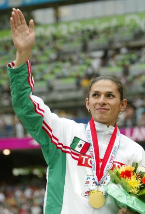 Ana Guevara subió al podio para escuchar el himno mexicano luego de recibir la medalla de oro que ganó ayer en el Stade de France en la final de los 400 metros planos. La sonorense apenas derramó un pequeña lágrima ante el izamiento de la bandera tricolor y la entonación del Himno Nacional.