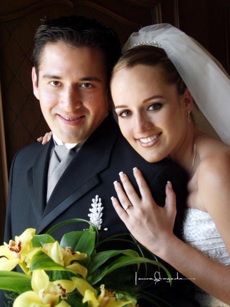 Sr. Benjamín Ávalos Méndez y Srita Patricia de la Torre Dillón recibieron la bendición nupcial en la parroquia de La Sagrada Familia el sábado dos de agosto de 2003.   Estudio: Laura Grageda