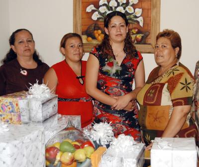 Con un convivio prenupcial Festejaron a Yazmín Soto Ramos organizado por su mamá María del Consuelo R. de Soto, su futura suegra Sanjuana de Rodríguez, Ma. Guadalupe Ramos y Carmen Rodríguez.