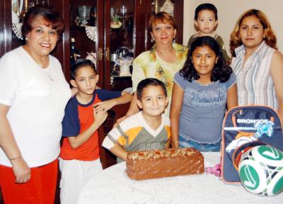 El niño Iván Eduardo Pedroza Frayre aparece acompañadop de sus abelas, Lety Zubiría y Josefina Flores; de sus hermanos Édgar y Óscar y de su mamá Claudia Frayre en su fiesta de cumpleaños.