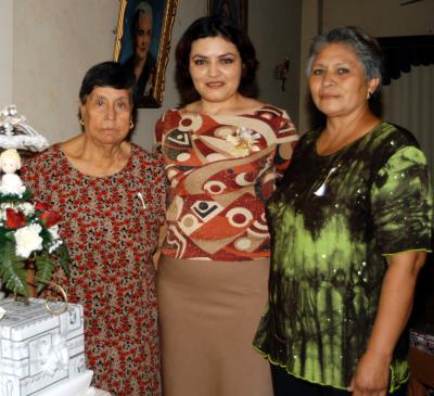 Karla Félix fue despedida de su vida de soltera junto a su mamá Benita Navarro de Félix y su futura suegra Eva Hernández de Flores.